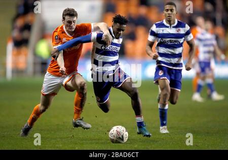 Blackpool's Matty Virtue battles for the ball with Reading's Omar Richards Stock Photo