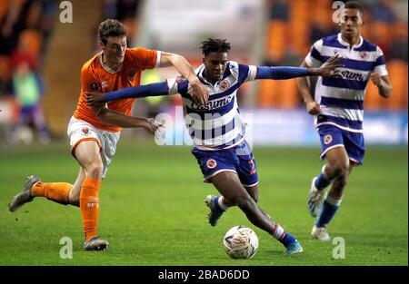 Blackpool's Matty Virtue battles for the ball with Reading's Omar Richards Stock Photo