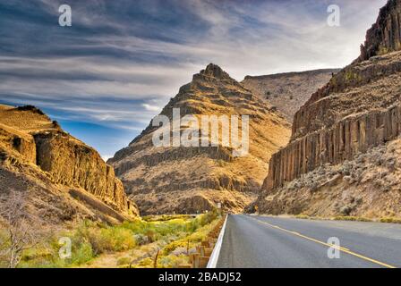 Picture Gorge, John Day River at John Day Fossil Beds National Monument, Sheep Rock Unit, view from Journey Through Time Scenic Byway, Oregon, USA Stock Photo