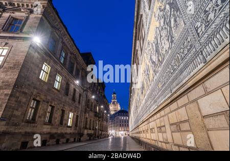 Dresden, Germany. 26th Mar, 2020. The Fürstenzug is deserted in the evening, with the Frauenkirche in the background. To contain the coronavirus, Saxony now bans all gatherings of three or more people in public. Credit: Robert Michael/dpa-Zentralbild/dpa/Alamy Live News Stock Photo