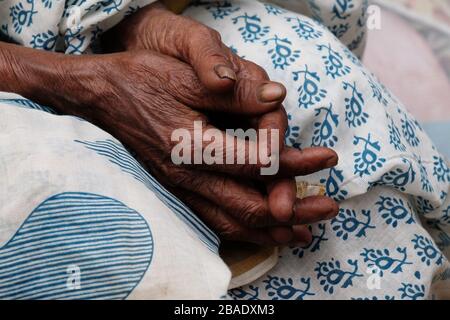 The hands of an old Indian woman, Kumrokhali, West Bengal, India Stock Photo