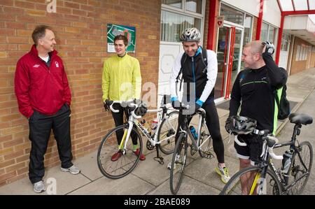 Nottingham Forest manager Sean O'Driscoll speaks with cyclists Rowan Staszkiewicz, Scott Wilson and Matthew Vincent before their 26 mile bike ride from The City Ground, Nottingham to the King Power Stadium, Leicester to raise money for Prostate Cancer UK and the Alzheimer's Society. Stock Photo