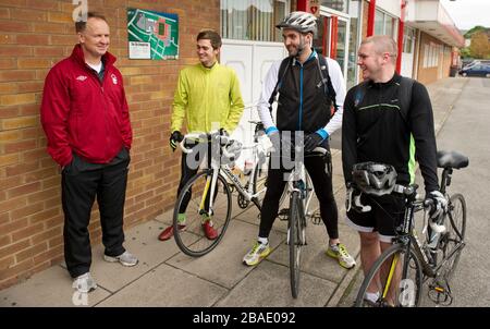 Nottingham Forest manager Sean O'Driscoll speaks with cyclists Rowan Staszkiewicz, Scott Wilson and Matthew Vincent before their 26 mile bike ride from The City Ground, Nottingham to the King Power Stadium, Leicester to raise money for Prostate Cancer UK and the Alzheimer's Society. Stock Photo