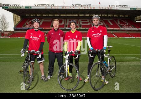 Nottingham Forest manager Sean O'Driscoll with cyclists Rowan Staszkiewicz, Scott Wilson and Matthew Vincent pitchside before their 26 mile bike ride from The City Ground, Nottingham to the King Power Stadium, Leicester to raise money for Prostate Cancer UK and the Alzheimer's Society. Stock Photo