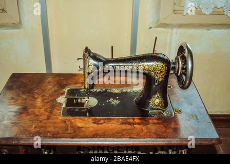 Old Singer sewing machine. Model Number 533 Stock Photo - Alamy