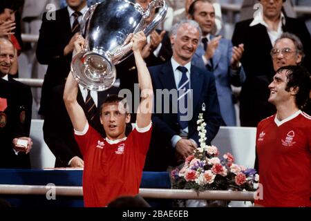 Nottingham Forest's Larry Lloyd (right) looks on as captain John McGovern (left) lifts the European Cup Stock Photo