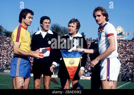 England captain Phil Thompson (r) exchanges pennants with Romania captain Stefanescu (l) Stock Photo