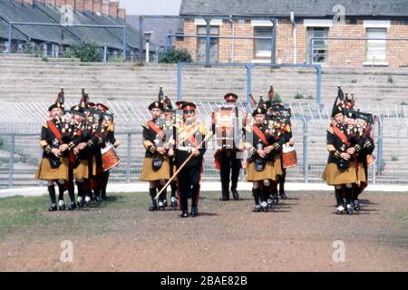 A marching band plays to the empty terraces before the match Stock Photo