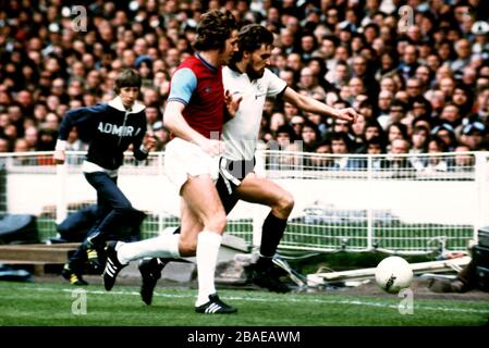 Tommy Taylor (West Ham United) moves in on  Fulham's Viv Busby Stock Photo