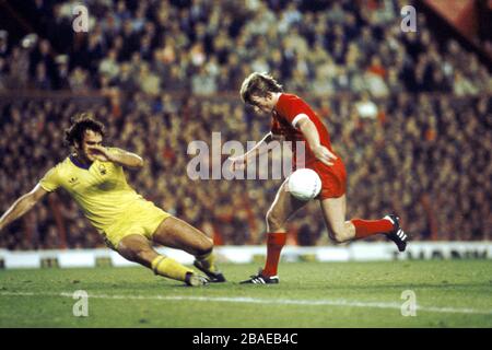 Nottingham Forest's Larry Lloyd (left) slides in to tackle Liverpool's Kenny Dalglish (right) Stock Photo