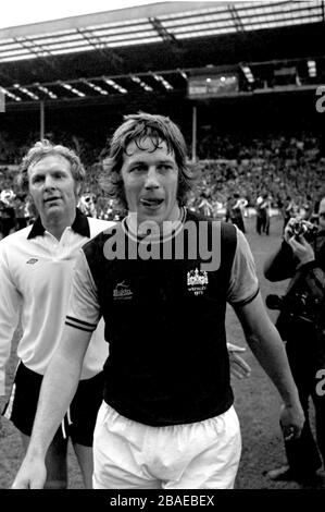 Tommy Taylor of West Ham United (r), shadowed by Fulham's Bobby Moore (l) Stock Photo