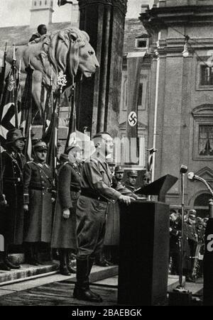 Adolf Hitler speaks to members of the Hitlerjugend  (Hitler youth) in Munich. Germany. November 9, 1934 Stock Photo