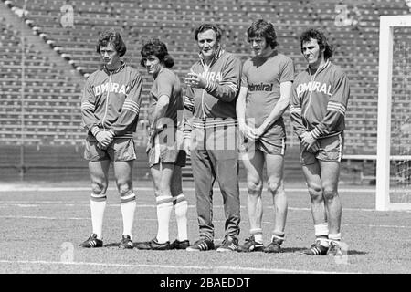 England manager Don Revie, centre, with England team members, left to right, Trevor Cherry, Kevin Keegan, Mick Channon, and Gerry Francis as they practice walls Stock Photo