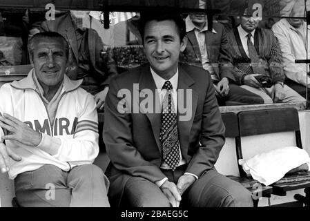 Leeds United manager Brian Clough (r) and trainer Jimmy Gordon (l) sit in the dugout early in the season. They stayed at Elland Road for just 44 days Stock Photo