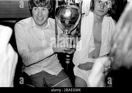 Emlyn Hughes (l) and Phil Thompson (r) with the League Championship Trophy Stock Photo