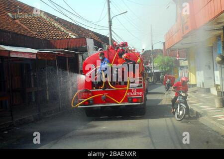 Yogyakarta, Indonesia. 27th Mar, 2020. Firefighters spray disinfectant in Yogyakarta, Indonesia, March 27, 2020. The Indonesian government said the death toll of COVID-19 in the country climbed to 87 on Friday, the highest in Southeast Asia. Meanwhile, the number of confirmed cases jumped to 1,046 from 893 in 24 hours. Credit: Juli Nugroho/Xinhua/Alamy Live News Stock Photo