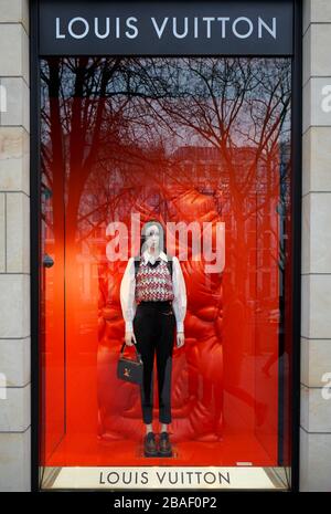 Exterior shot of the French designer store „Louis Vuitton“ on the luxury shopping boulevard Königsallee in Düsseldorf/Germany.