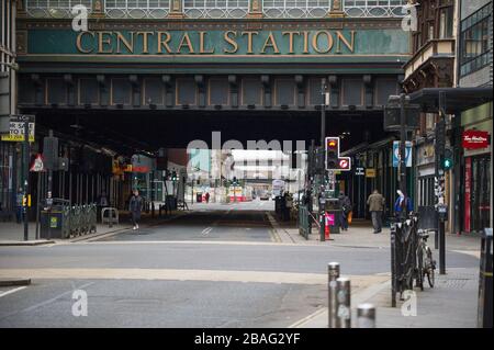 Glasgow, UK. 27th Mar, 2020. Pictured: Central Station in the middle of Glasgow during ‘rush hour' is now like a ghost town. Views of Glasgow City Centre showing empty streets, shops closed and empty railway stations during what would normally be a busy street scene with shoppers and people working within the city. The Coronavirus Pandemic has forced the UK Government to order a shut down of all the UK major cities and make people stay at home. Credit: Colin Fisher/Alamy Live News Stock Photo