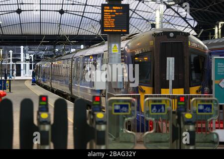 Glasgow, UK. 27th Mar, 2020. Pictured: Queen Street Station in the middle of Glasgow during ‘rush hour' is now like a ghost town. Views of Glasgow City Centre showing empty streets, shops closed and empty railway stations during what would normally be a busy street scene with shoppers and people working within the city. The Coronavirus Pandemic has forced the UK Government to order a shut down of all the UK major cities and make people stay at home. Credit: Colin Fisher/Alamy Live News Stock Photo