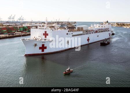 Los Angeles, United States. 27th Mar, 2020. The U.S. Navy Military Sealift Command hospital ship USNS Mercy deployed to assist in the COVID-19, coronavirus response arrives in the port of Los Angeles March 27, 2020 in Los Angeles, California. Credit: Alexa M. Hernandez/US Marines/Alamy Live News