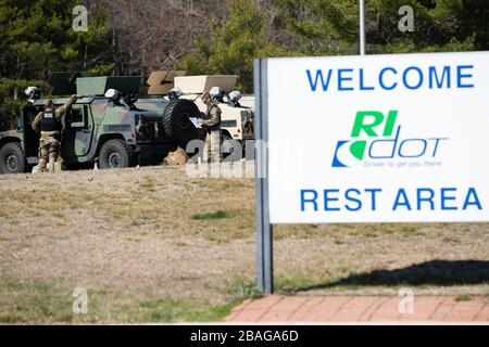 Richmond, Rhode Island, USA. 27th Mar, 2020. Richmond, United States. 27th Mar, 2020. Members of the Rhode Island Army National Guard stage at a rest area in Richmond, Rhode Island on Friday, March 27, 2020. The State Police and Rhode Island Army National Guard are helping to enforce a mandatory 14-day quarantine for all visitors from New York state as part of Rhode Island's COVID-19 response. Rhode Island Governor Gina Raimondo announced the new quarantine restrictions for New Yorkers during her press conference on Thursday. Photo by Matthew Healey/UPI Credit: UPI/Alamy Live News Credit: UPI/ Stock Photo