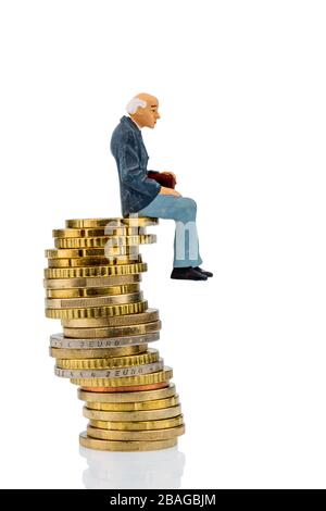 Rentner sitzt auf einem Geldstapel, Symbolfoto fuer Pension, Altersvorsorge, Alterssicherung