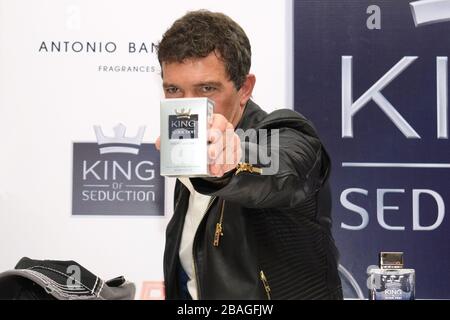 The Spanish actor Antonio Banderas, went to the Sears store to promote his fragrance King of Seduction, which I take to live with their Mexican fans a Stock Photo