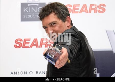 The Spanish actor Antonio Banderas, went to the Sears store to promote his fragrance King of Seduction, which I take to live with their Mexican fans a Stock Photo