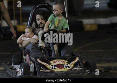El Actor Diego Luna y Camila Sodi pasaron una tarde con sus dos hijos  Jerónimo y Fiona durante un domingo de descanso luego de semanas de calor en So Stock Photo