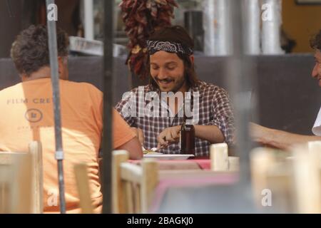 Diego luna comiendo tacos y bebiendo  en una comida  durante una  fiesta privada en restaurante mexicano en Hemosillo Sonora acompañado con el directo Stock Photo