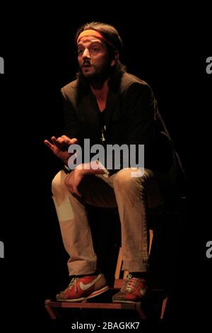 El actor Diego Luna durante la obra de teatro ¨ Cada Vez Nos Despedimos Mejor” de  en el Auditorio Cívico del Estado. 11Abril2014. HermosilloSonora Stock Photo