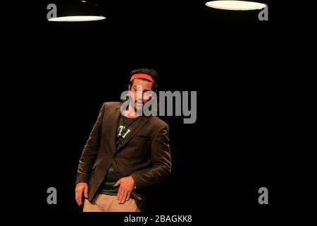 El actor Diego Luna durante la obra de teatro ¨ Cada Vez Nos Despedimos Mejor” de  en el Auditorio Cívico del Estado. 11Abril2014. HermosilloSonora Stock Photo