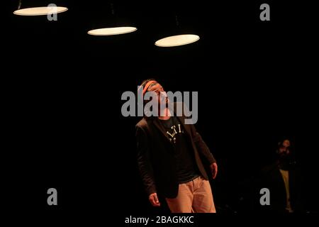 El actor Diego Luna durante la obra de teatro ¨ Cada Vez Nos Despedimos Mejor” de  en el Auditorio Cívico del Estado. 11Abril2014. HermosilloSonora Stock Photo