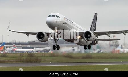 Lufthansa Airbus A320  G-AIZZ,departing from  Manchester Airport Stock Photo