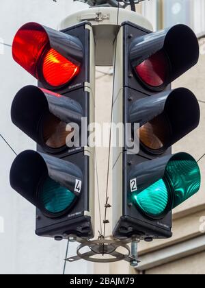 Eine Verkehrsampel zeigt Rot und Gruen, Kreuzung Stock Photo