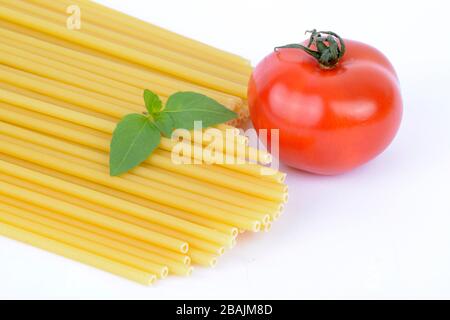 italienische Pasta, Maccheroncini, Maccaroni , Teigwaren , Nudeln, Tomate, Basilikum Stock Photo