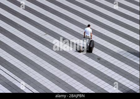 Munich, Germany. 28th Mar, 2020. Air traffic at Munich Airport comes to a standstill due to the corona pandemic. Archive photo: Symbolic photo: travelers, business travelers, business people at Franz Josef Strauss airport in Munich | usage worldwide Credit: dpa/Alamy Live News Stock Photo