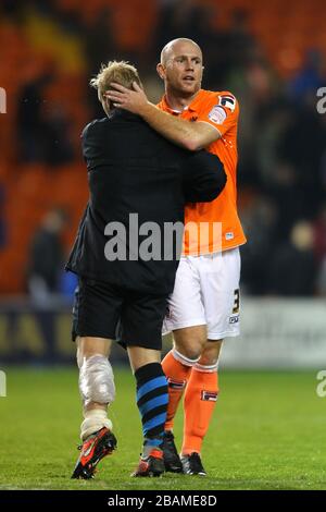 Blackpool's Stephen Crainey and Nottingham Forest's Simon Gillett (left) embrace after the final whistle Stock Photo