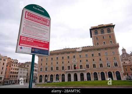 Information sign at bus stop in Piazza Venezia during the Coronavirus emergency, Rome, Italy Stock Photo