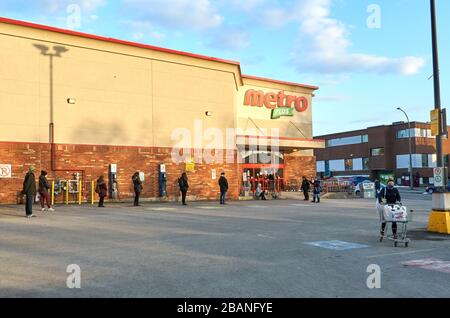 Montreal, Canada - March 24, 2020: Spotify green gift card in a hand at  store over gift cards. Spotify is an international media services provider,  we Stock Photo - Alamy