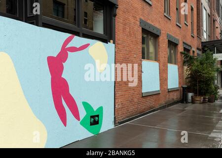 New York, USA. 28th Mar, 2020. Some high end stores like Sephora on 9th Avenue boarding up with plywood windows and entrances to prevent looting in Manhattan (Photo by Lev Radin/Pacific Press) Credit: Pacific Press Agency/Alamy Live News Stock Photo