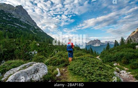 Hikers on a hiking trail, hiking trail to Lago di Sorapis, in the back mountain group Cadin peaks, Cima Cadin, Dolomites, Belluno, Italy Stock Photo