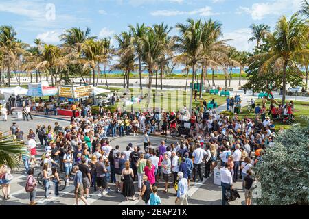 Miami Beach Florida,Ocean Drive,Art Deco Weekend,festival,fair,street performer,busking tips,audience,Lummus Park,FL110131013 Stock Photo