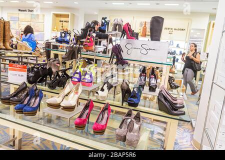 Jessica Simpson, enters Macy&#39;s Department Store out and about for Stock Photo: 38238225 - Alamy