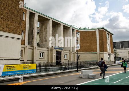 Croydon College, college, Croydon, London, education, tertiary education, higher education, outdoors, facade, exterior, entrance, banner, people, pave Stock Photo