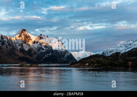 Snow-covered peaks catching the last of the evening sun: Ingelsfjorden, Hinnøya, Vesterålen, Northern Norway Stock Photo