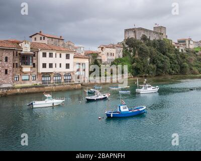 View of San Vicente and its castle at the La Barquera Bridge, in San Vicente de la Barquera, Cantabria, Spain Stock Photo