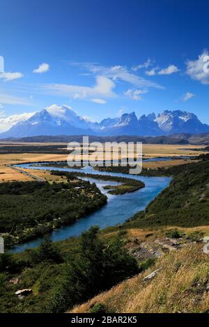 View of the Cerro Paine Grande and Cordillera De Paine over the Serrano river, Torres de Paine, Magallanes region, Patagonia, Chile Stock Photo