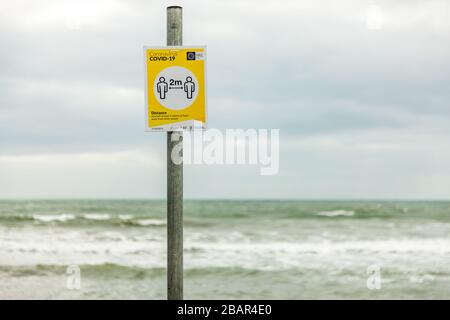 Fountainstown, Cork, Ireland. 29th March, 2020. Public Health notice with advice on social distancing in relation to the Covid-19 outreak on the slipway to Fountainstown Beach, Co. Co. Cork. Ireland.  - Credit; David Creedon / Alamy Live News Stock Photo