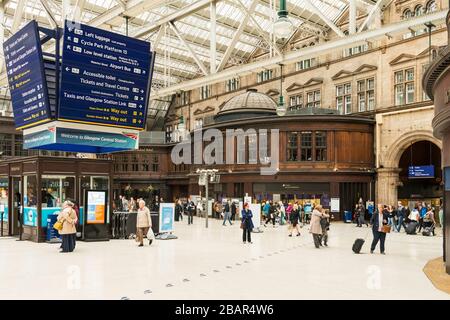 The councourse at Glasgow Central Station, showing the wooden Edwardian-era buildings, part of the Grand Central Hotel.  Glasgow, Scotland, UK. Stock Photo